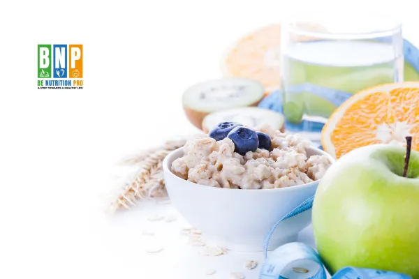 وصف: صورة حقيقية لطبق يحتوي على قطعة من صدور الدجاج المشوية، بجانب سلطة خضروات متنوعة تشمل الخيار، الطماطم، والجزر، مع حصة من الكينوا. الطبق يوضع على خلفية بيضاء، يظهر بشكل نظيف وبسيط.