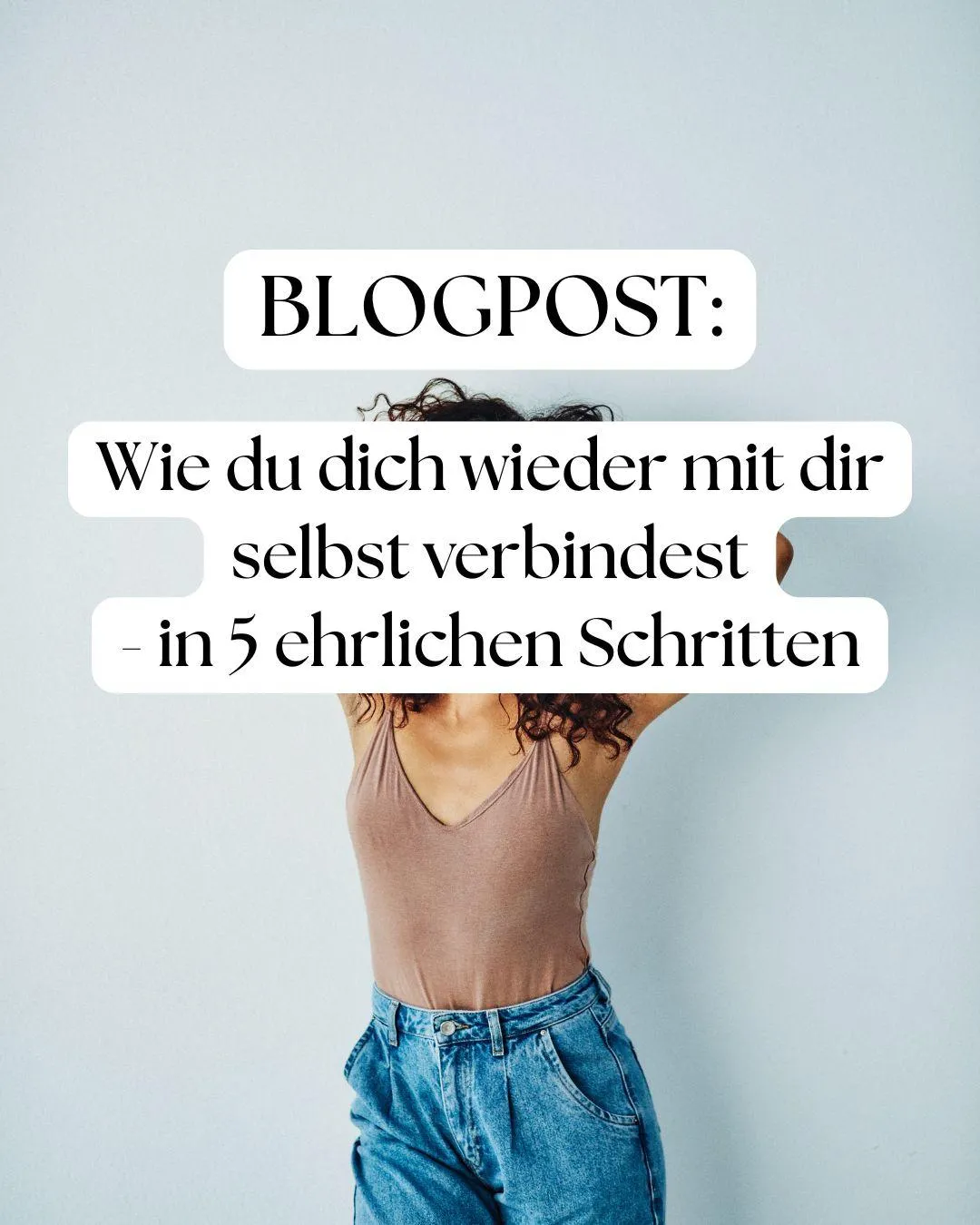 Eine Frau, die mit sich selbst verbunden ist