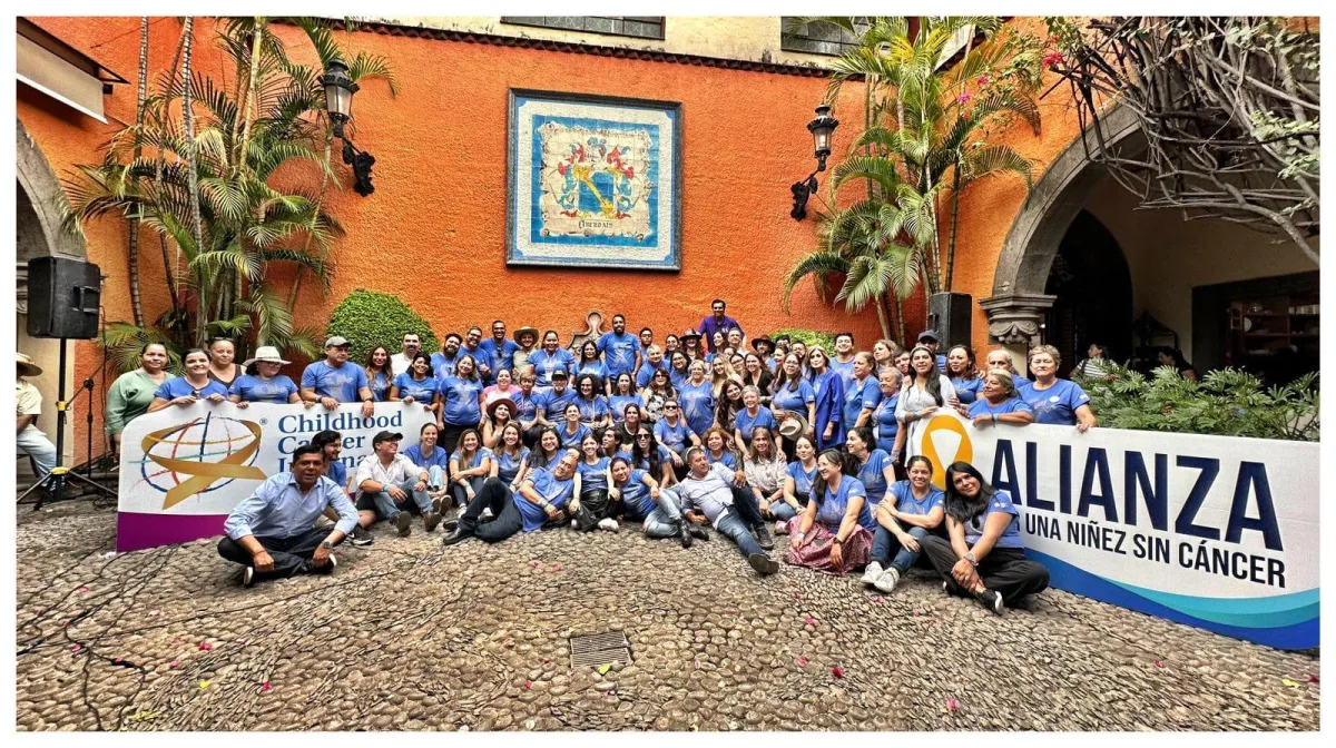 Profesionales de la salud y directivos de organizaciones en una conferencia sobre cáncer pediátrico.