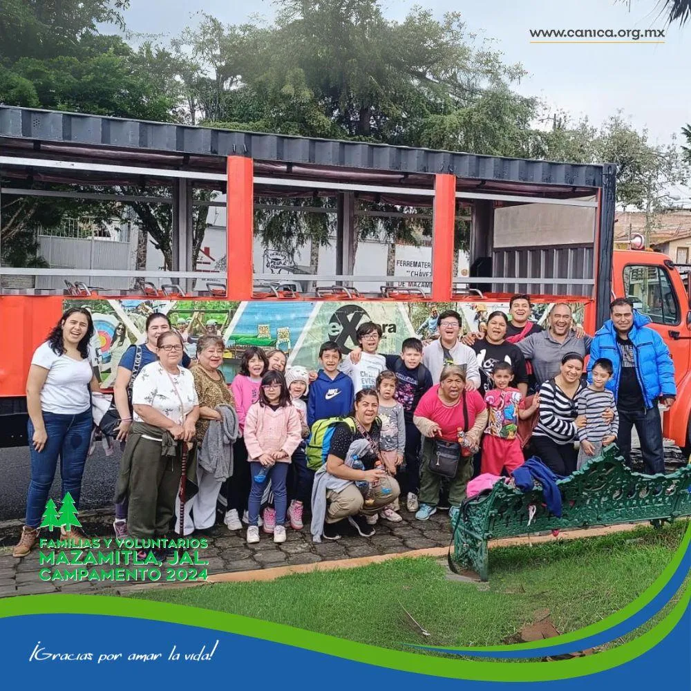 Familias y voluntarios alrededor de la fogata en el campamento de Mazamitla 2024.