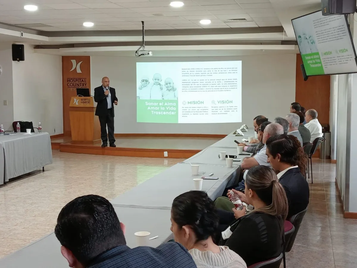 CEO de CANICA, Javier Galván, hablando ante representantes de hospitales privados en Jalisco.