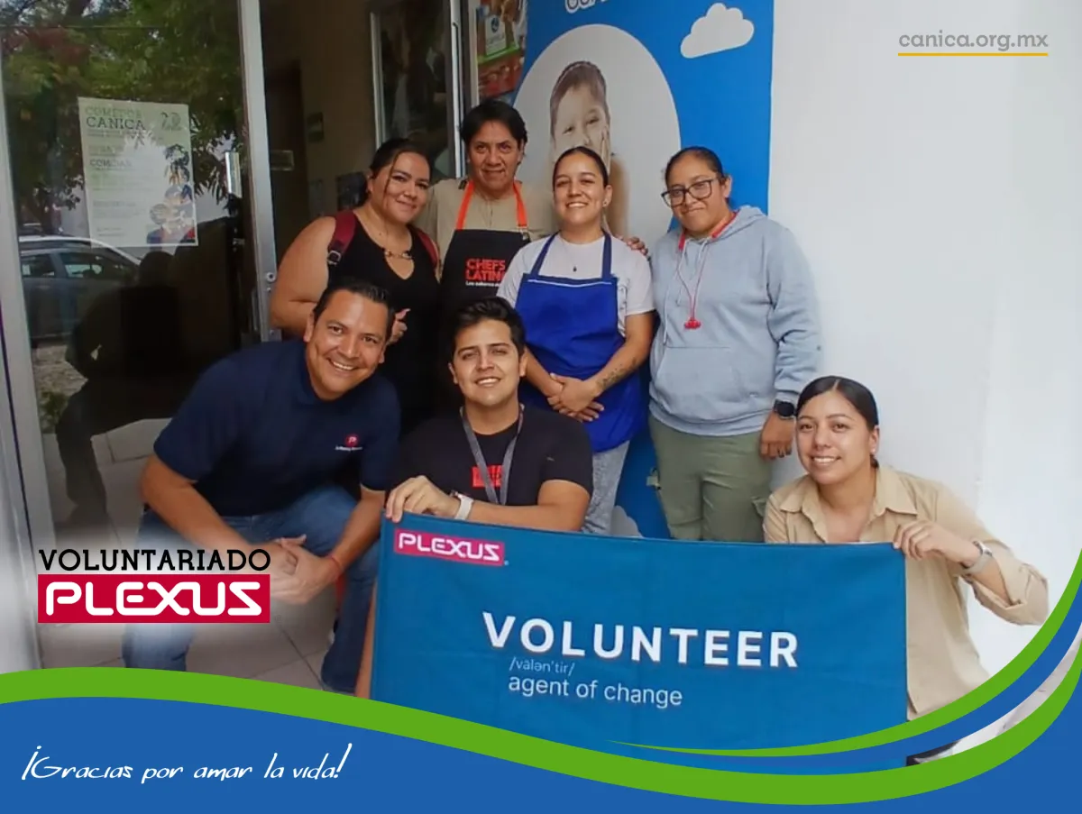 Grupo de voluntarios Plexus frente a CANICA Guadalajara, sonrientes y orgullosos tras una jornada solidaria.