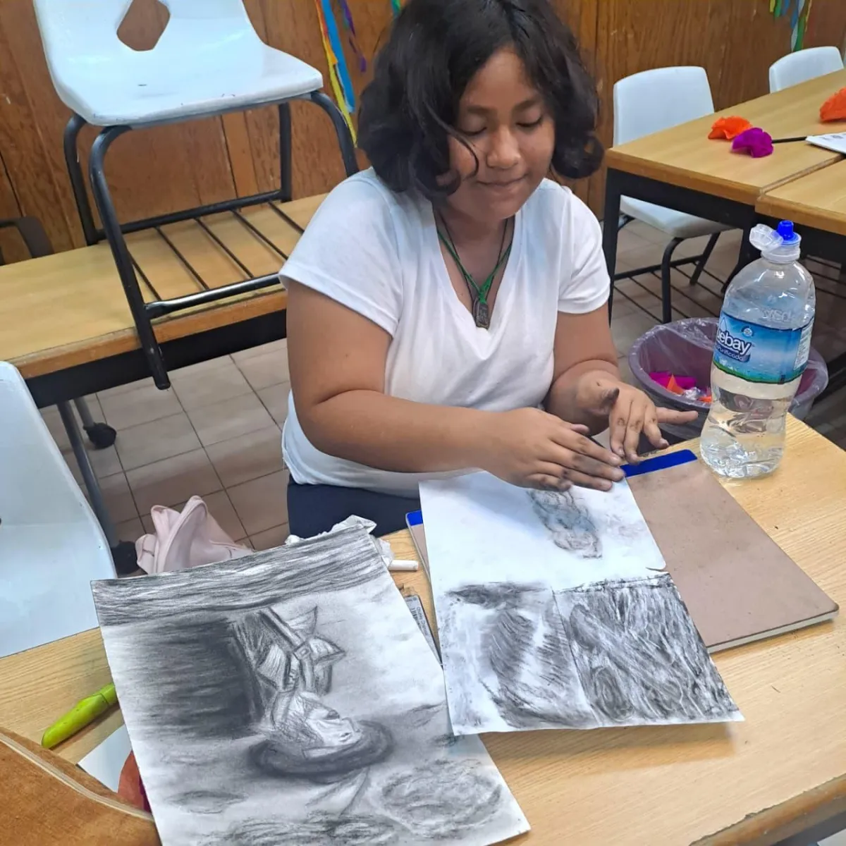 Un sábado de arte íntimo: Sofy explora el carboncillo en CANICARTE
