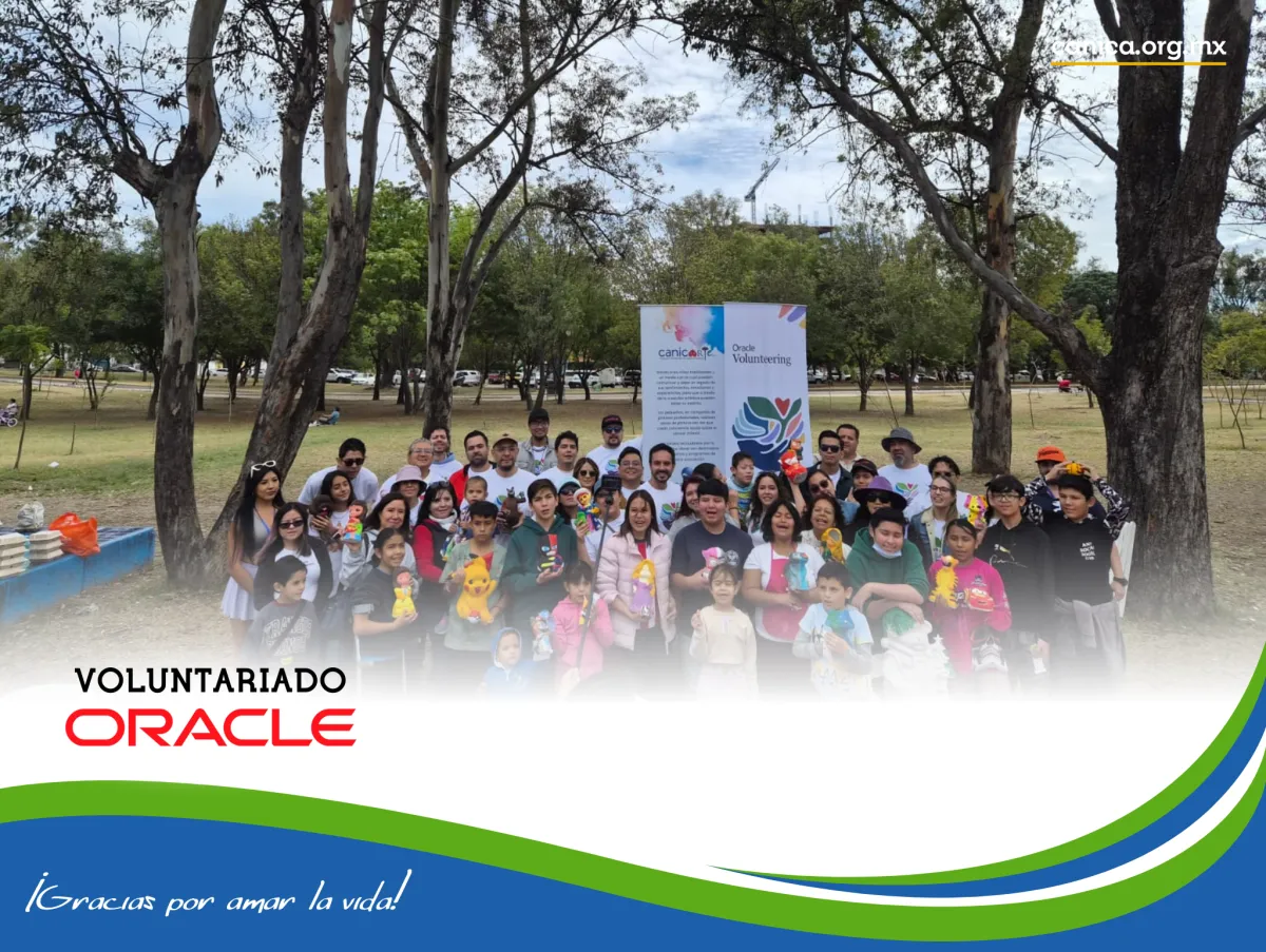 Niños de CANICA A.C. pintando alcancías durante un picnic artístico con voluntarios de Oracle en el Parque Metropolitano