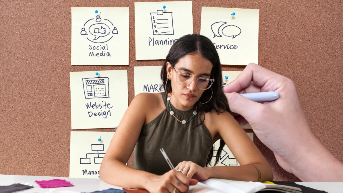 Una joven concentrada elaborando una estrategia de marketing en su computadora portátil, rodeada de notas y gráficos, simbolizando la planificación y la acción en el mundo del marketing digital.