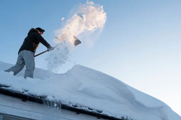 Tak dekket av snø norges tak & blikk as