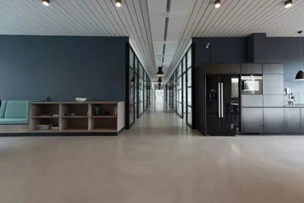 Clean and minimalistic office space with natural light and modern furniture.