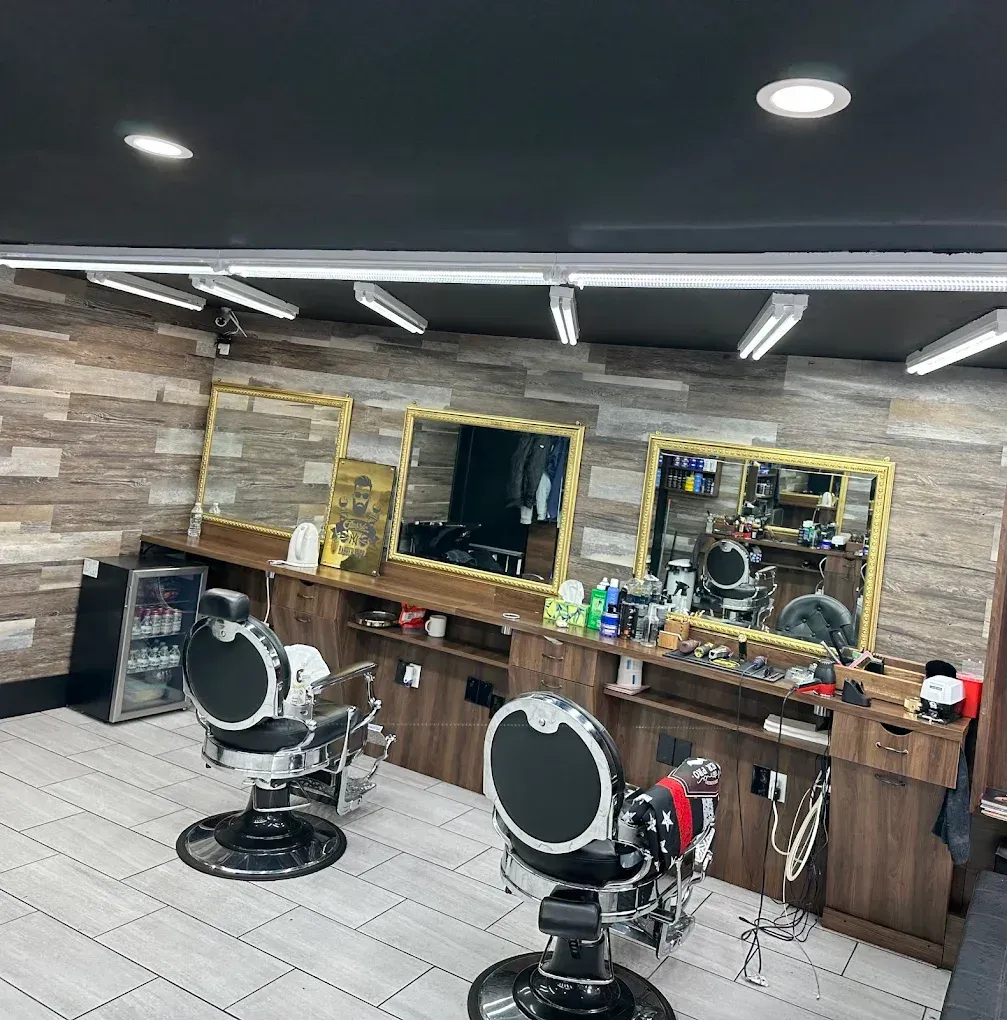 NYC barber cutting client’s hair in a classic barbershop 6 nyc chair