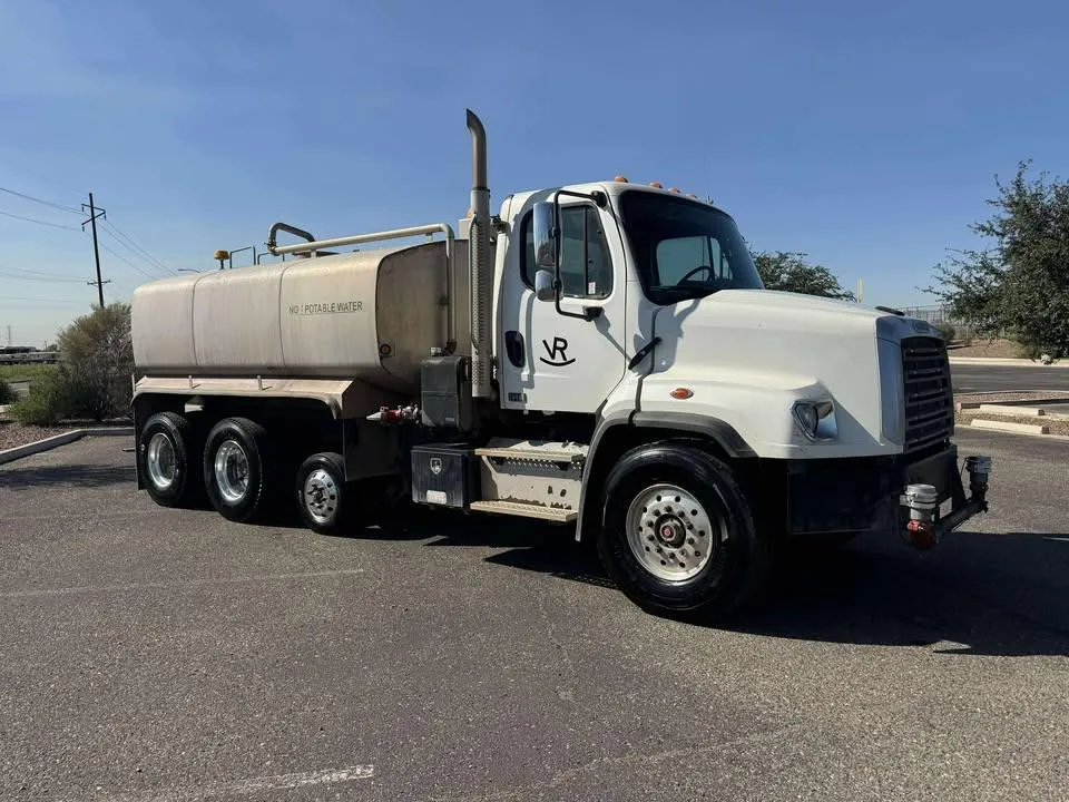 2017 4500 Gallon Water Truck with Pusher