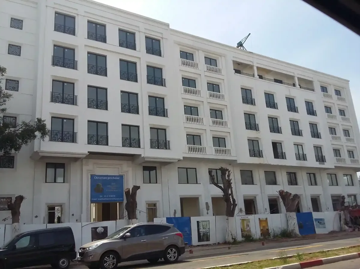 Ravalement façade Marrakech : menuiseries aluminium et garde-corps laqués noirs pour rénovation