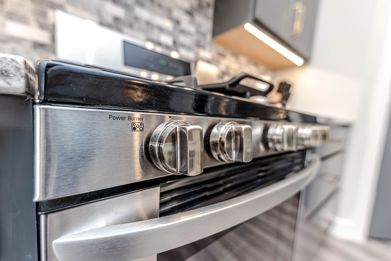 Full Guide to Cleaning Your Oven and Removing Common Stains