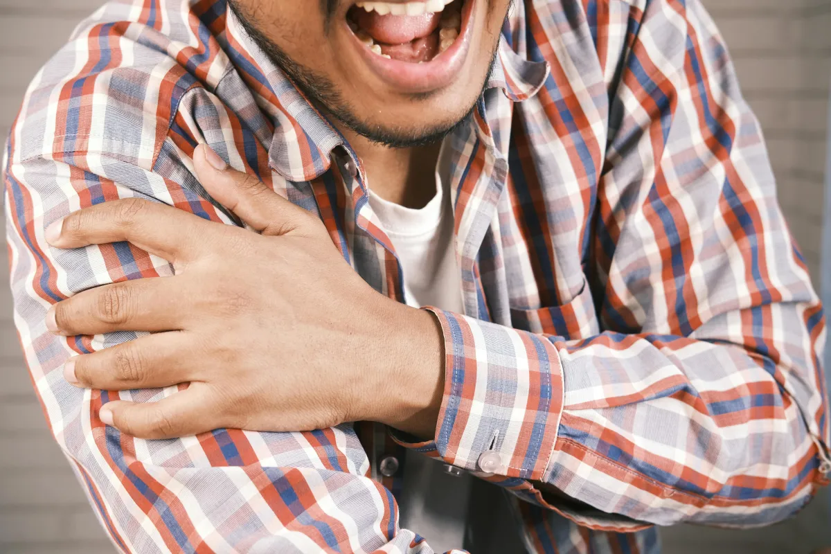 A person experiencing difficulty gripping an object, illustrating the impact of arthritis on daily life, which Dr. Wy discusses in the context of potential methotrexate treatment.