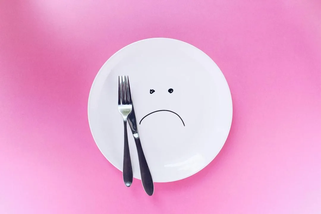Lavkarbo skal fungere. Det er i hvert fall det du har hørt. Og det er sant – når det gjøres riktig. Problemet er at mange gjør “alt riktig”, men får ingen resultater. De kutter brød, sukker og poteter, de spiser egg og bacon, kanskje til og med investerer i mandelmel og kokosolje. Likevel står vekten stille.