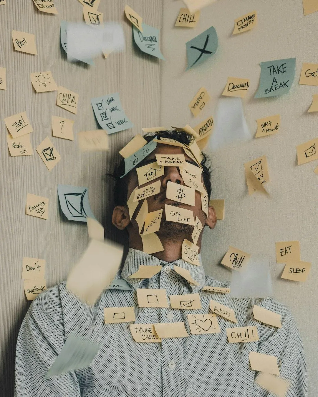 Du vet det allerede. At stress er farlig. Det står på forsider, i podcaster og på helsemyndighetenes nettsider. Alle vet det. Men ingen forteller deg hvordan du faktisk får det ut av kroppen.  Det er det vi skal snakke om nå. Ikke stress som begrep. Ikke fluffy mindfulness. Men stress slik det kjennes, oppfører seg, og – viktigst av alt – hvordan du hacke det tilbake dit det kom fra.