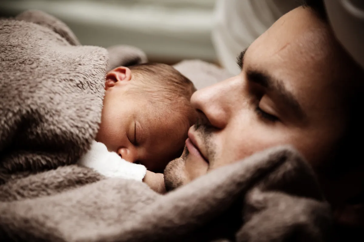 dad and baby cuddling