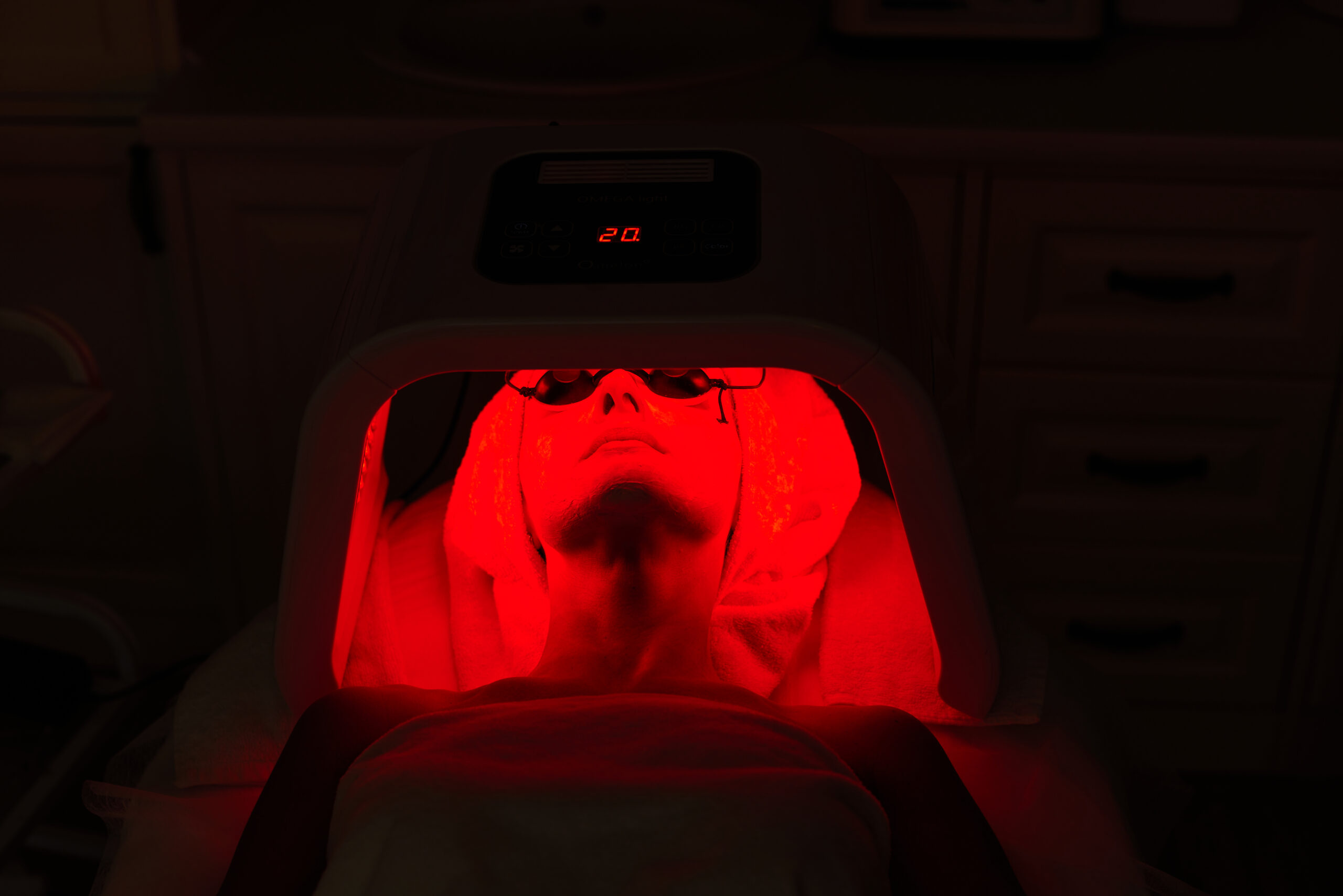 Woman using red light therapy as part of a wellness routine.