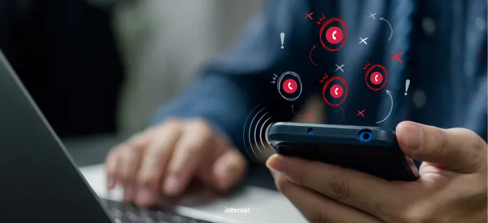 Persona frente a un teléfono sonando, simbolizando una llamada no atendida.