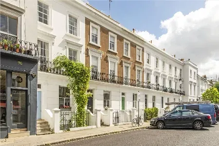 Calm, well-run plumbing and heating renovation site in Notting Hill by Sable Projects