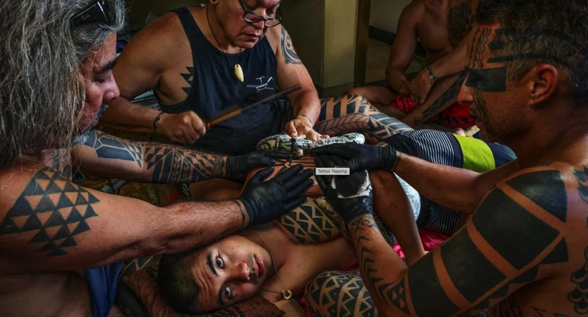Découvrez l'histoire et la signification culturelle du tatouage chez les Hawaïens.
