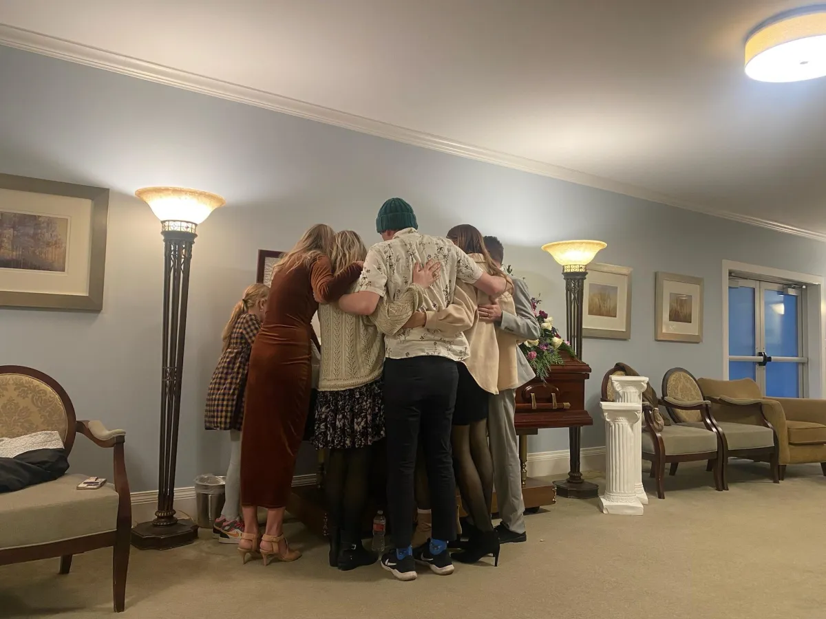 6 siblings standing in front of open casket after dad died