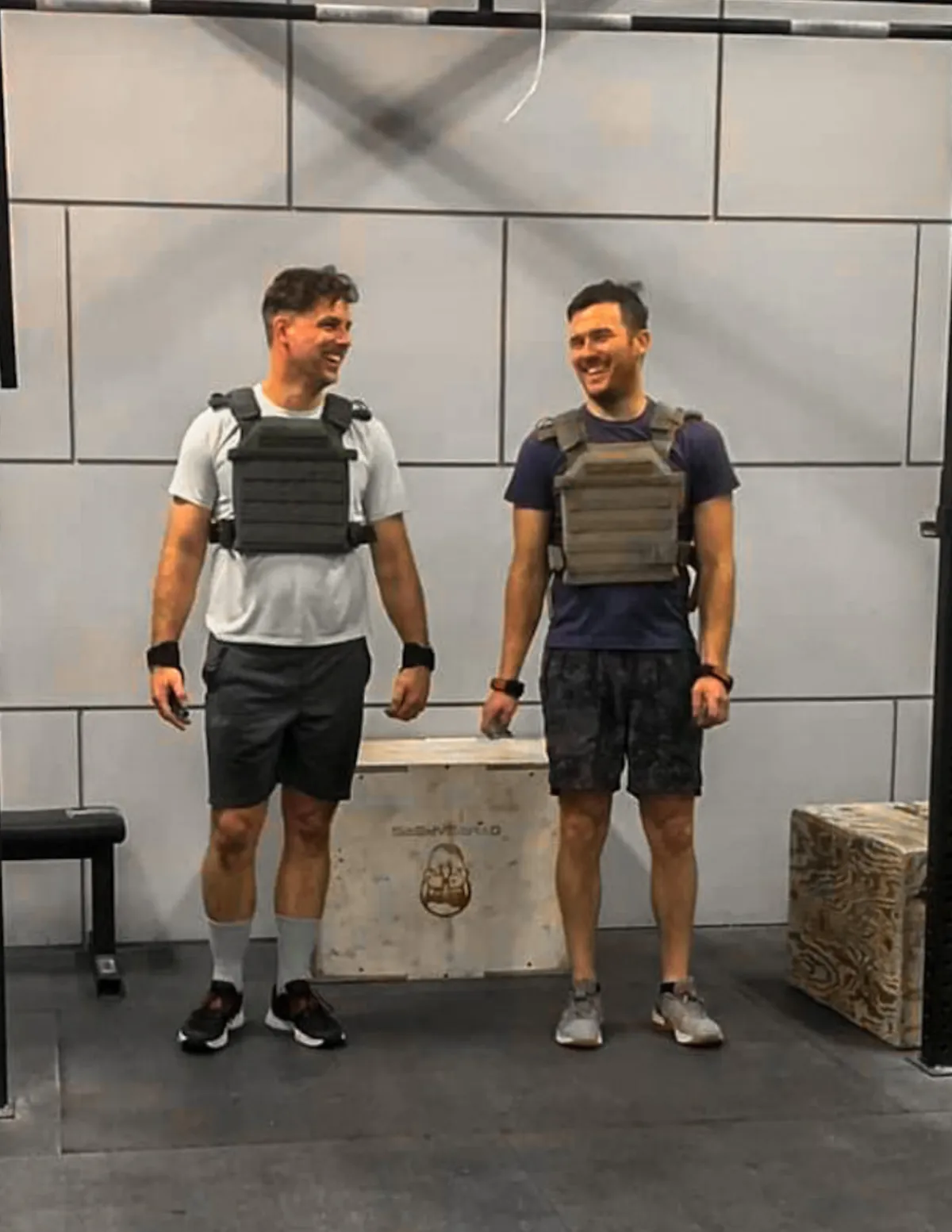 lAdultes de 30 à 55 ans s’entraînant dans un gym moderne et structuré, ambiance calme, professionnelle et communautaire, axée sur la santé durable.