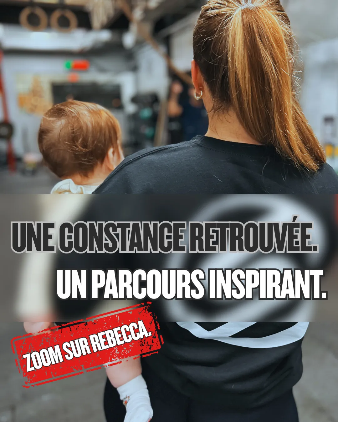 Femme qui tient son bébé, de dos, dans une salle d'entraînement