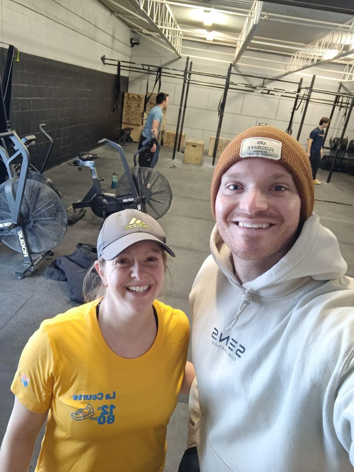 Sabrina s’entraînant avec un coach au Club Athlétique SENS, illustrant sa progression et sa remise en forme durable.