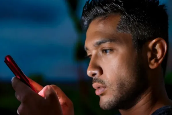Leyendo un email en el celular