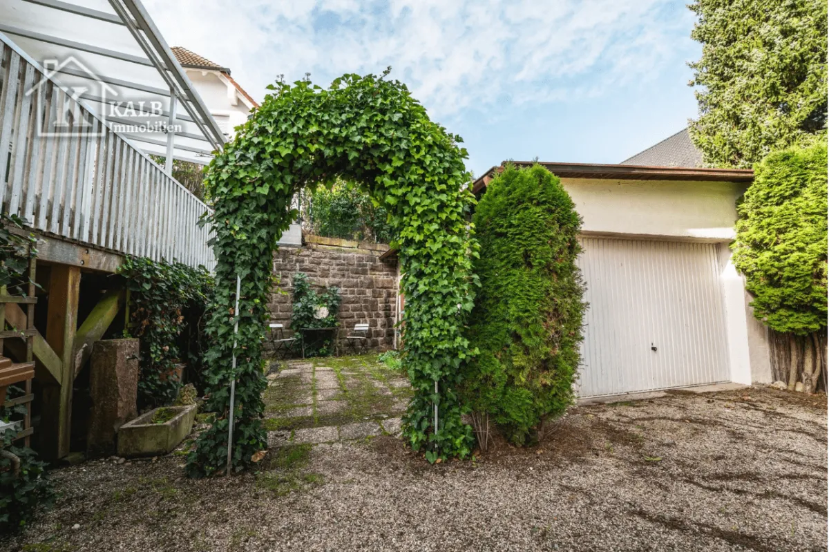 gartenbereich-mit-garage-bad-kissingen