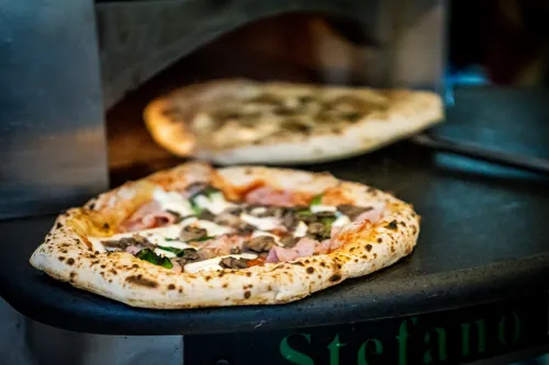 Cuisson à la napolitaine de délicieuse pizzas au levain