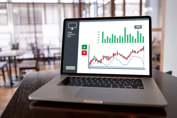 Pantalla de una computadora portátil mostrando un gráfico de rendimiento y estadísticas, destacando el uso de herramientas digitales y estrategias para aumentar las ventas de seguros de vida y salud.