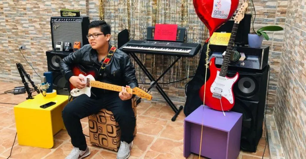¿Cuál es la postura correcta para tocar guitarra?