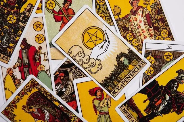 ¿Qué es una lectura canalizada de tarot y cómo puede ayudarte?