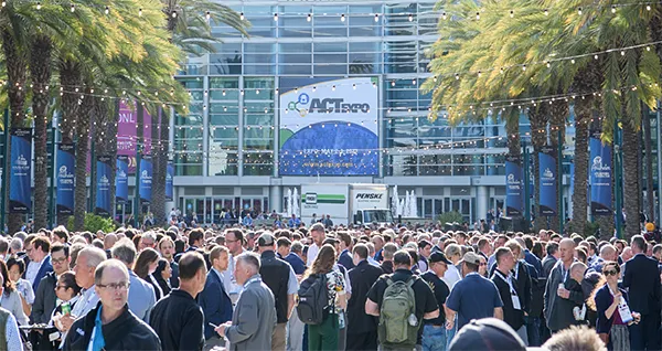 ACTexpo attendees waiting for AEM.green Robert Koelsch presenting performance data on the SolarTechTRU
