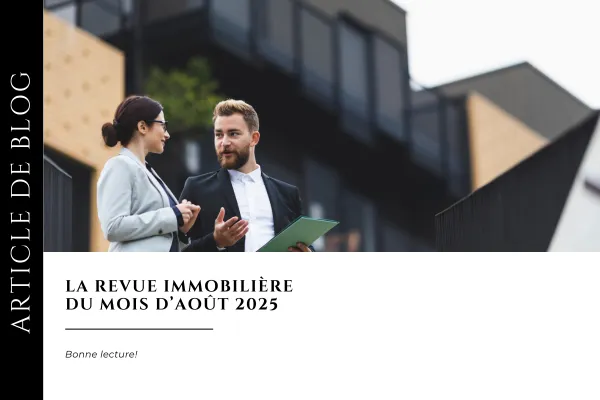 Deux courtiers immobiliers discutant devant un immeuble moderne – Couverture de l’article de blogue « Revue immobilière août 2025 », marché immobilier compétitif au Québec.