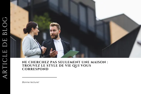 Un courtier immobilier discute avec une cliente devant une maison moderne, illustrant le thème « Trouver le style de vie qui vous correspond » dans un article de blogue sur l’achat immobilier au Québec.