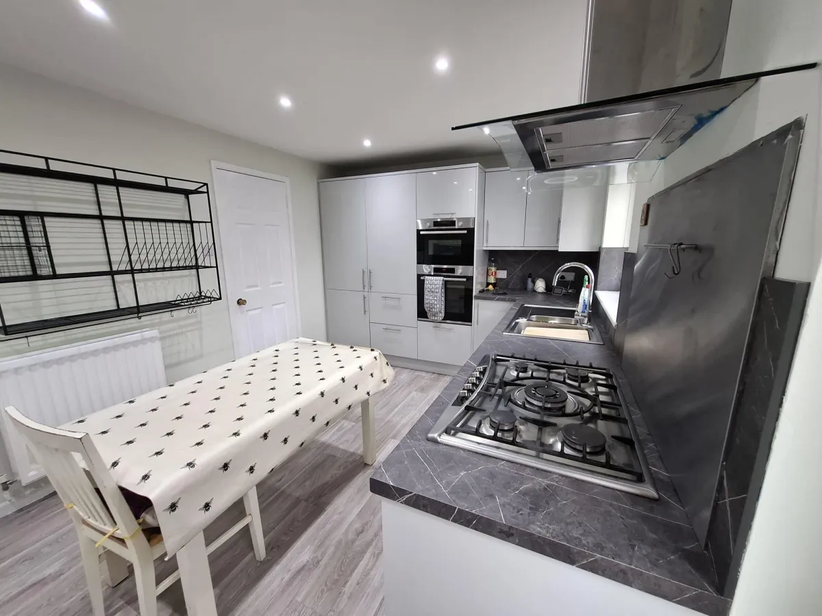 Kitchen Fitting Image