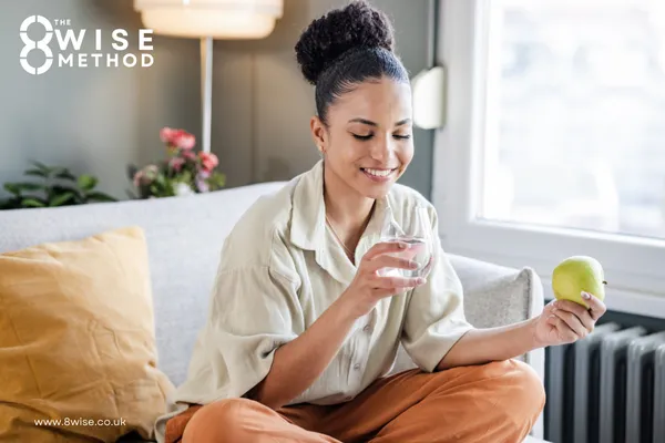 Woman sat in a sofa describing something with her hands