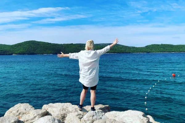 Johanna Folmerz på en klippa i croatien 