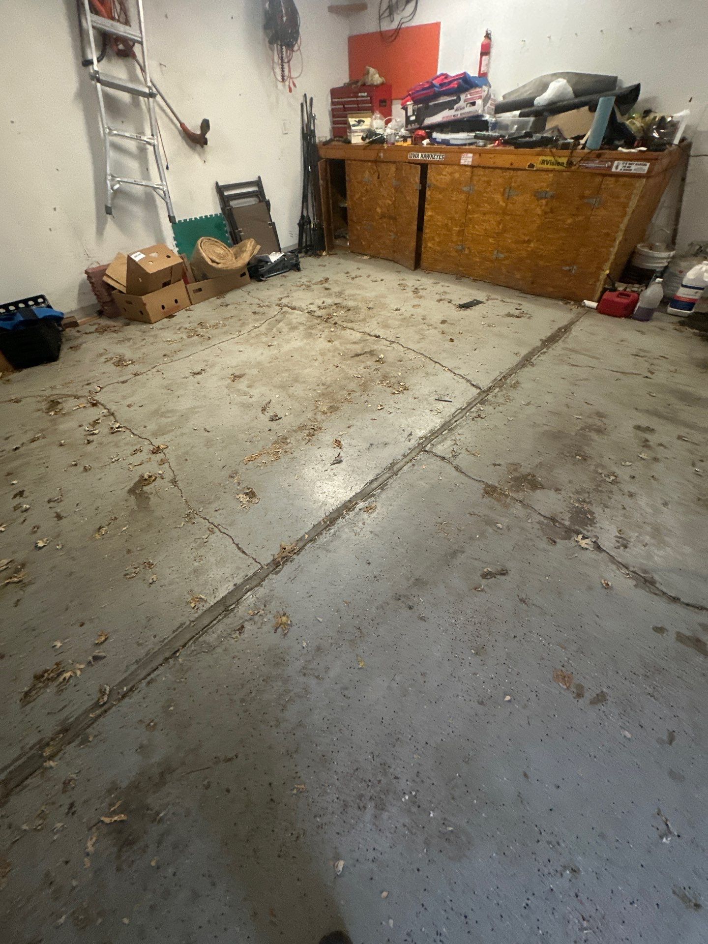 Cracked foundation of the detached garage