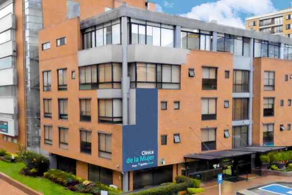 Fachada de la Clínica de la Mujer en Bogotá, centro médico de élite especializado en ginecología, obstetricia y salud integral femenina