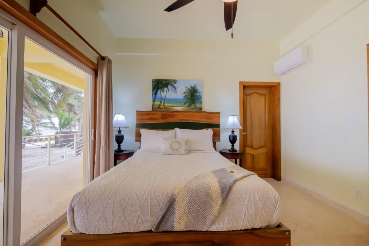 Amberris Caye Vacation Rental with Bedroom with bed and balcony