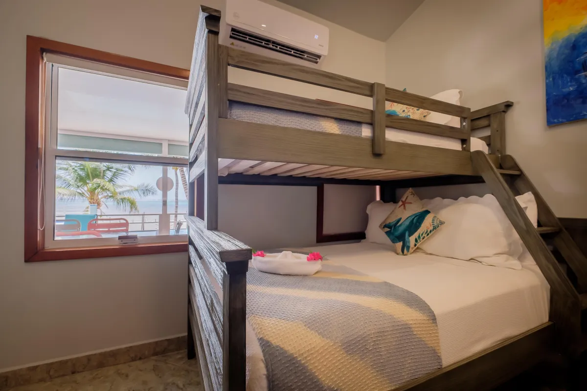 Bunkroom with bunkbeds