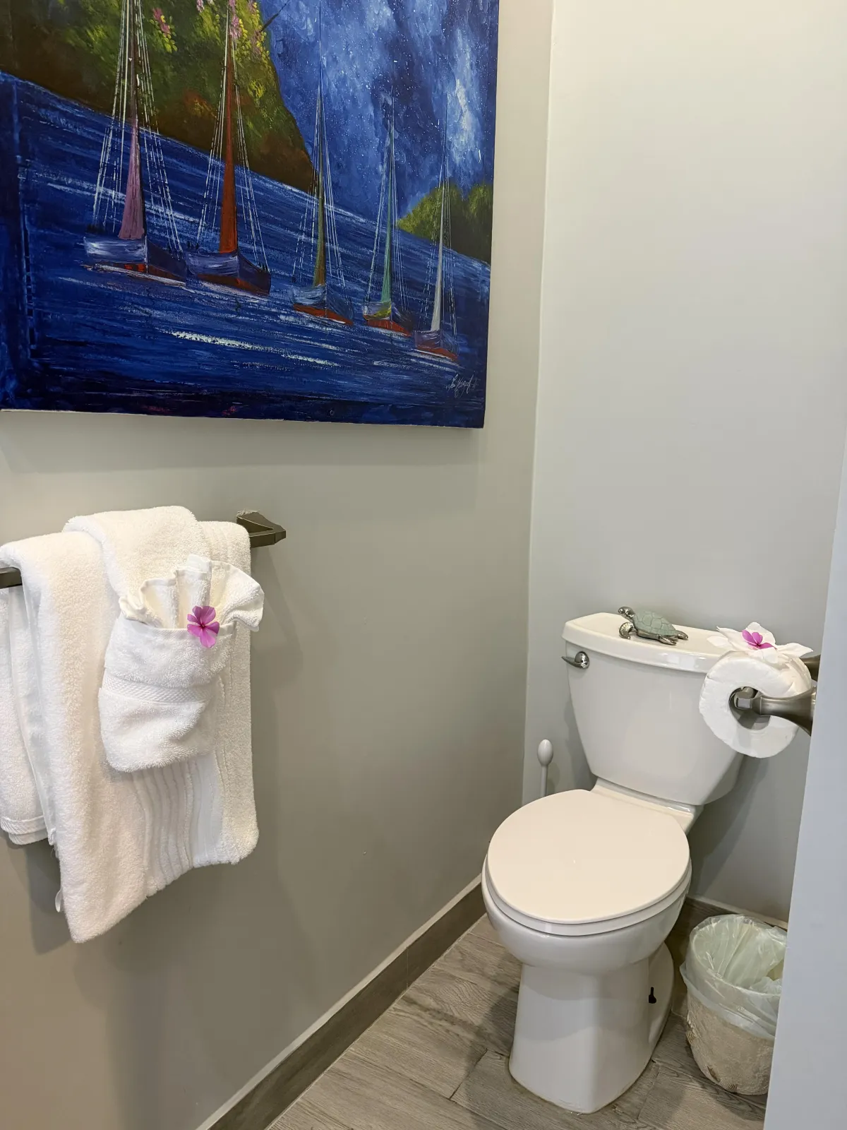 Bathroom in one of the main bedrooms