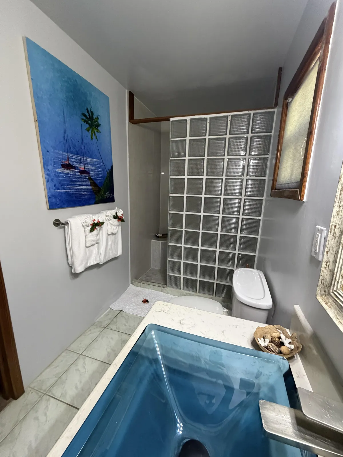 Full bathroom with walkin shower