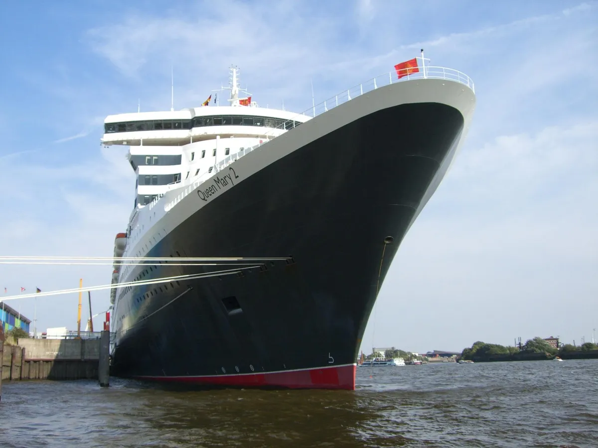 QUEEN MARY 2 in Hamburg