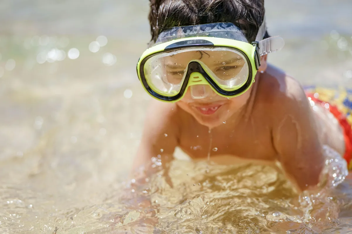 young child with goggles-face mask