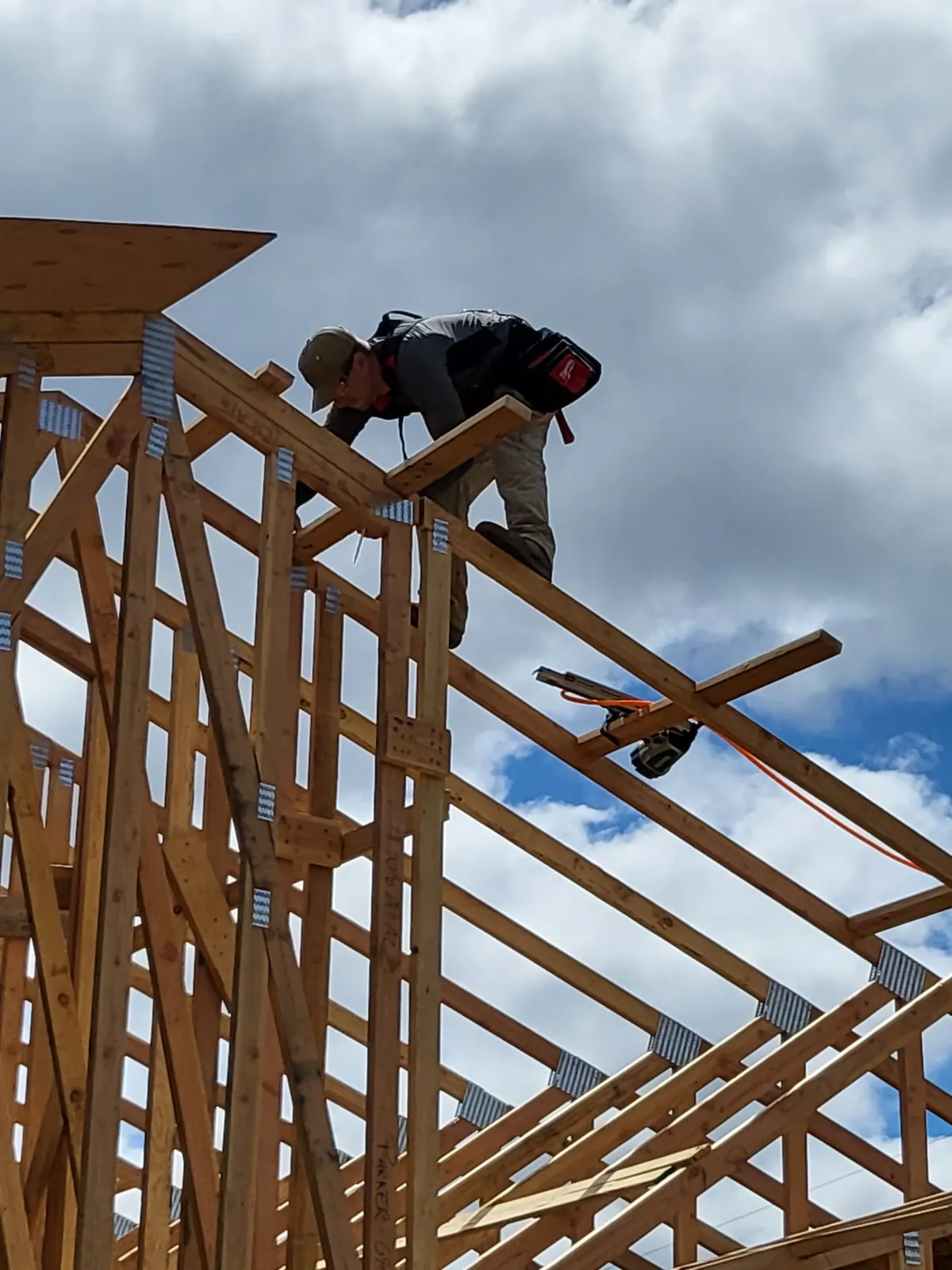 Roof truss installation by Parker Built Construction crew on a home build in Oregon