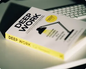 من العمل العشوائي إلى العمل العميق: رحلتي مع التركيز