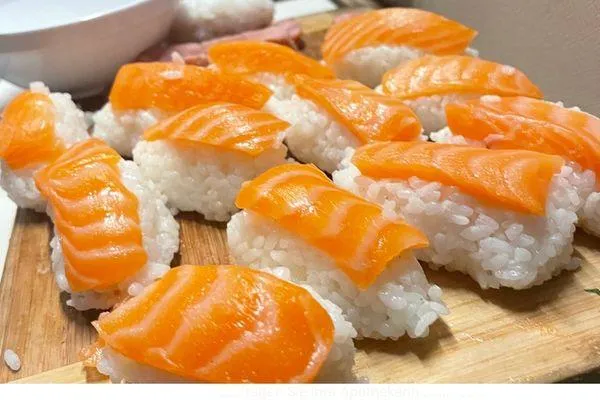 Völlig geschaffte Frau an Schreibtisch